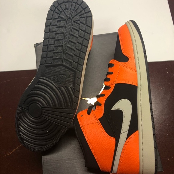 Nike Air Jordan 1 Retro Mid Black Cone Orange 13 - Picture 4 of 5